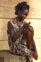 Jonge vrouw in dorp in zuiden